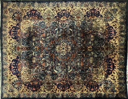 IRAN, Kashmar
Grand tapis en laine nouée...