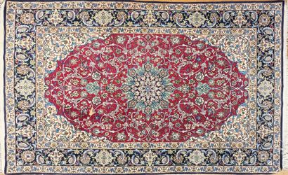IRAN
Tapis en fils de coton et soie noués...