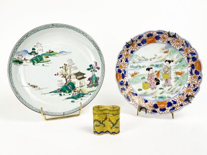 CHINE et JAPON
Lot comprenant une assiette...