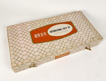 Réunion d'un jeu de dame avec plateau et...