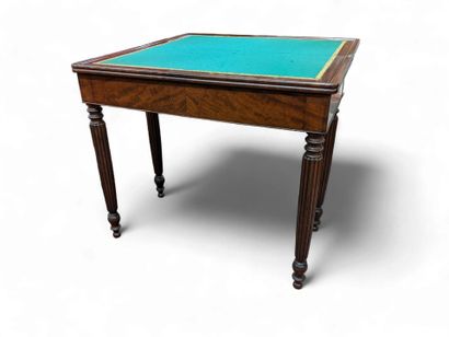 TABLE A JEU en acajou et placage d'acajou...