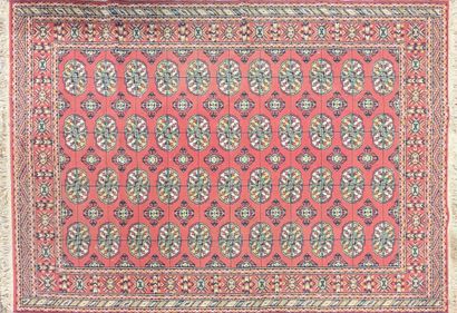 BOUKHARA
Tapis mécanique en laine à médaillons...