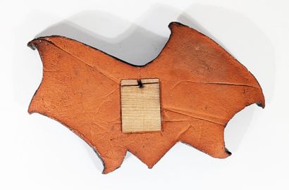 APPLIQUE en céramique émaillée figurant un...