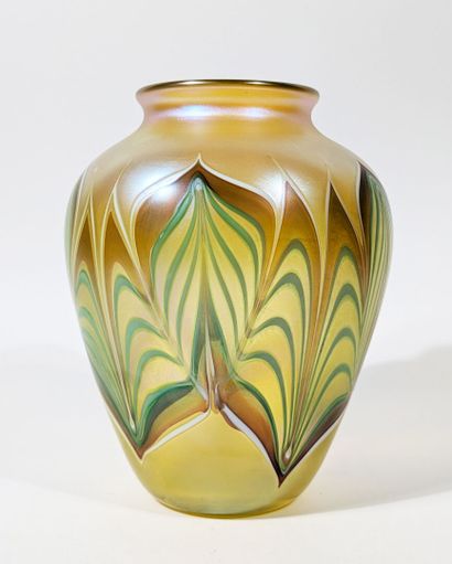 C. HOSLER pour ORIENT & FLUME (USA)
Vase...
