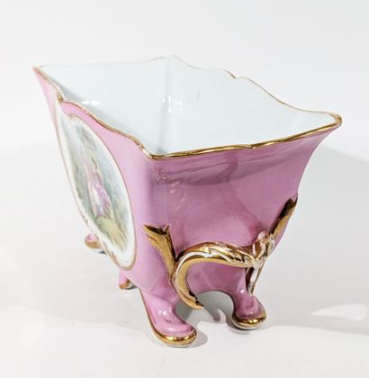 JARDINIERE en porcelaine à décor peint de...