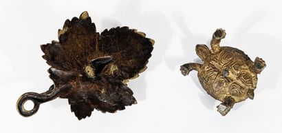PRESSE-PAPIER en bronze en forme de feuille...