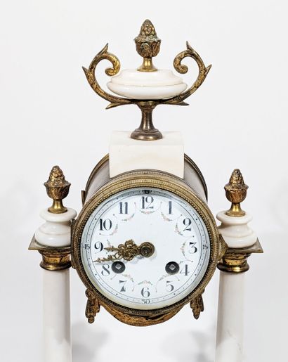 GARNITURE DE CHEMINÉE en marbre blanc et...