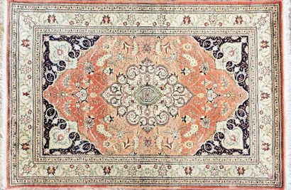 GHOUM, Iran
Tapis en fils de soie nouée à...
