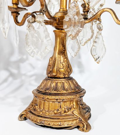 PAIRE DE CANDELABRES en bronze relaqué doré...