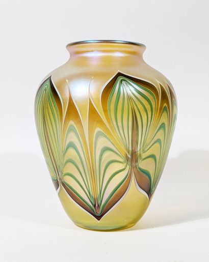 C. HOSLER pour ORIENT & FLUME (USA)
Vase...