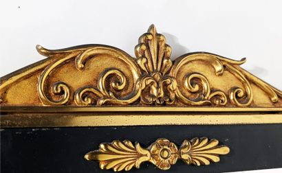 MIROIR en laiton doré et métal noir, surmonté...