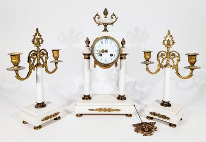 GARNITURE DE CHEMINÉE en marbre blanc et...