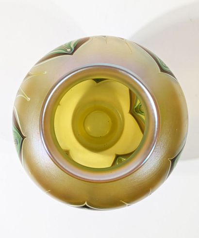 C. HOSLER pour ORIENT & FLUME (USA)
Vase...