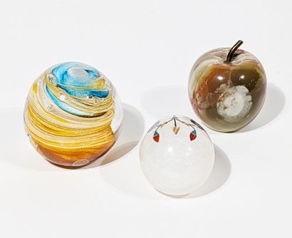 RÉUNION de quatre objets décoratifs comprenant...