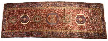 IRAN, Heriz
Tapis galerie en laine nouée...