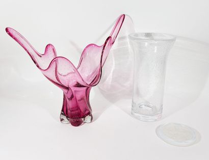 [VERRERIE]
Lot comprenant un vase à col évasé...