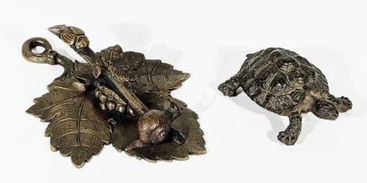 PRESSE-PAPIER en bronze en forme de feuille...