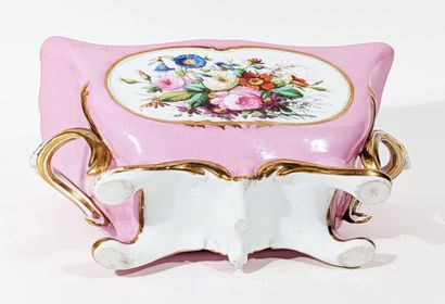 JARDINIERE en porcelaine à décor peint de...