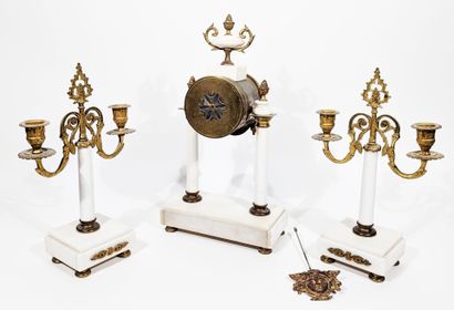 GARNITURE DE CHEMINÉE en marbre blanc et...