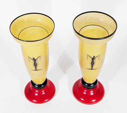 PAIRE DE VASES en verre jaune, rouge et noir...