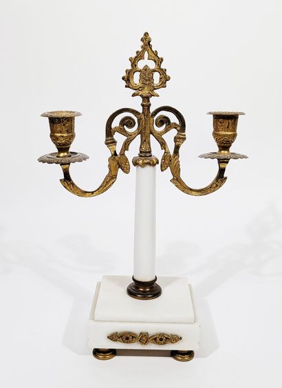 GARNITURE DE CHEMINÉE en marbre blanc et...