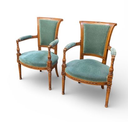 PAIRE DE FAUTEUILS en hêtre à dossier renversé...