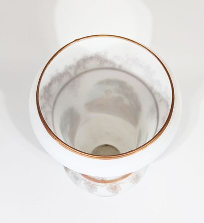 VASE en verre opalin blanc à décor imprimé...