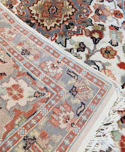 ORIENT
Tapis en laine et soie nouée à la...