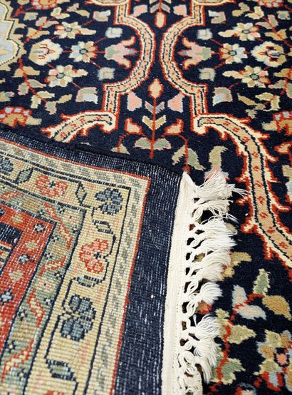 TAPIS galerie en laine mécanique sur fond...