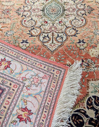 GHOUM, Iran
Tapis en fils de soie nouée à...