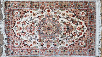 ORIENT
Tapis en laine et soie nouée à la...