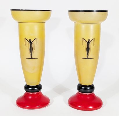 PAIRE DE VASES en verre jaune, rouge et noir...