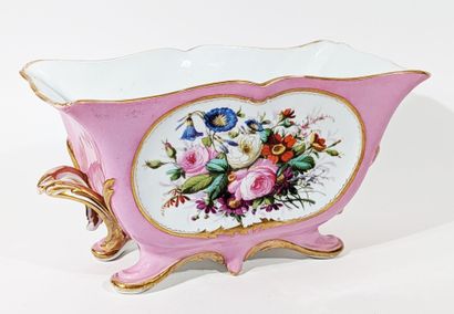 JARDINIERE en porcelaine à décor peint de...