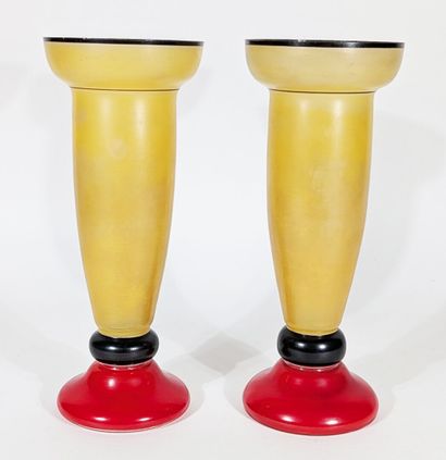 PAIRE DE VASES en verre jaune, rouge et noir...