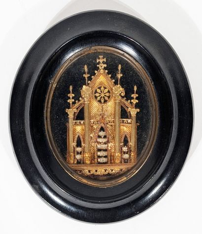 MEDAILLON reliquaire d'applique, à vue ovale,...