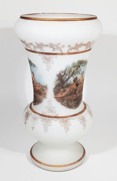 VASE en verre opalin blanc à décor imprimé...
