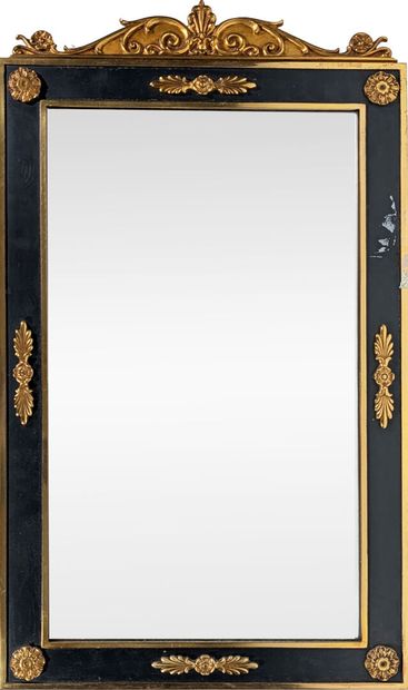 MIROIR en laiton doré et métal noir, surmonté...