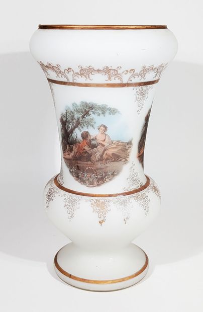 VASE en verre opalin blanc à décor imprimé...