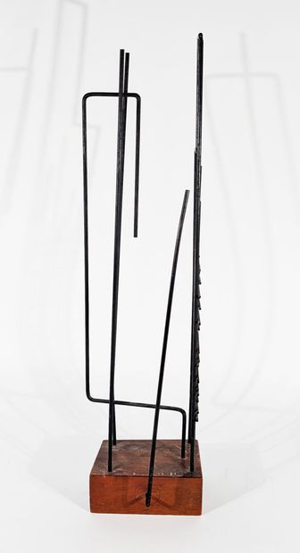 SCULPTURE en fer laqué noir à base trapézoïdale...
