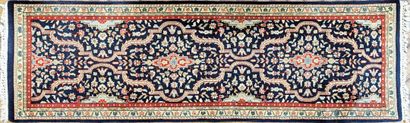 TAPIS galerie en laine mécanique sur fond...