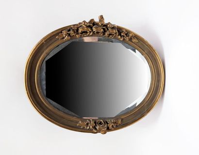 MIROIR de forme ovale, le cadre en bois doré...