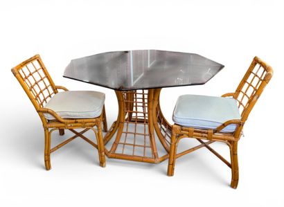 TABLE et DEUX CHAISES en bambou et rotin...