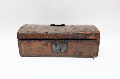COFFRET à âme en résineux recouvert de cuir...