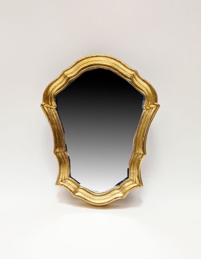 PETIT MIROIR en bois doré de forme chantournée.
Travail...