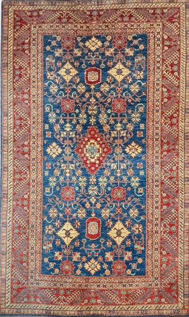 KAZAK
Tapis en laine nouée à la main à décor...