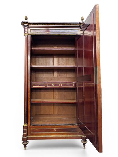 ARMOIRE à glace biseautée en acajou et placage...