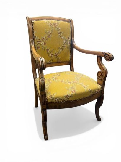 FAUTEUIL en bois mouluré et sculpté à dossier...