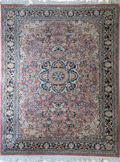 PAKISTAN
Tapis en laine nouée à la main à...