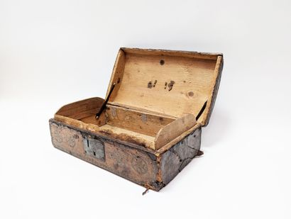 COFFRET à âme en résineux recouvert de cuir...