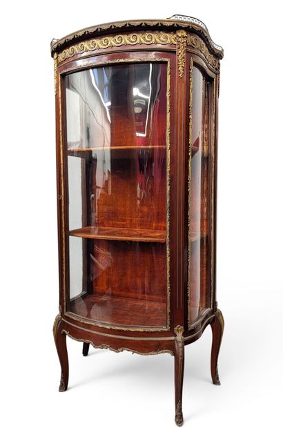 VITRINE en acajou et placage d'acajou ouvrant...